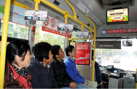 全城A檔15條公交線路400臺公交車,每天30-45次循環播出